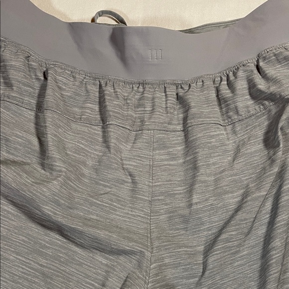 lululemon athletica Mens Quiet Luxury Shorts Size Medium Athleisure EUC - Picture 3 of 6